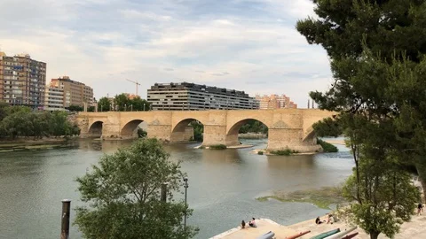 The Ebro river and the old Stone Bridge of Zaragoza in Spain, in a cloudy day Stock-Footage 128899504