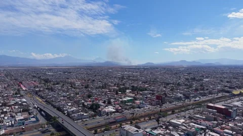 Ecatepec cityscape from a drone with a distant white smoke column 動画素材 328661289