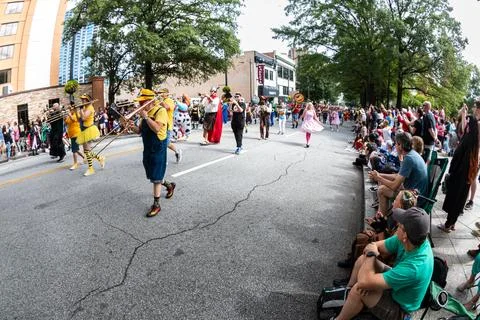 Eccentric marching band performs while walking in Dragon Con parade Stock-Fotos
