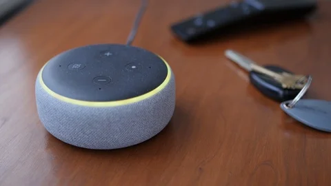 Echo Dot on Table with Yellow Notification Light Flashing Vidéo 103045733