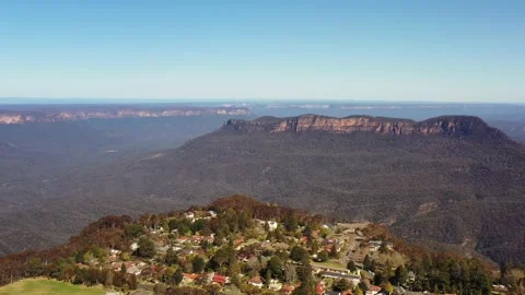 Echo Point Three Sisters rock formation lookout Blue Mountains aerial 4k. Stock Footage 221275649