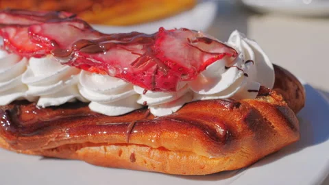 Eclair with chocolate and strawberries. 動画素材 87329638