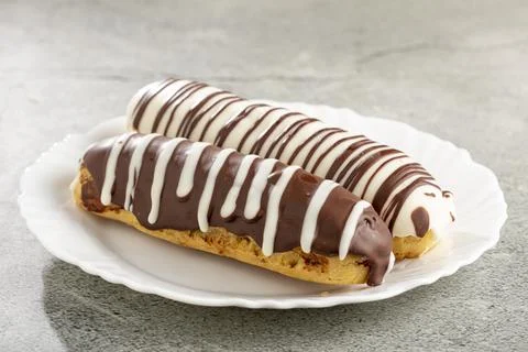 Eclair. Tasty chocolate eclair on the table. Foto stock