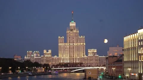 Eclipse turns Moon red at dusk in Moscow, Moscú, RU - 07 Sep 2025 Vídeo Stock 316558793