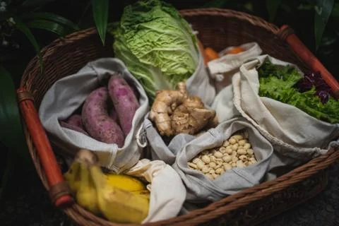 Eco friendly and reusable zero waste cotton bags in basket Foto stock
