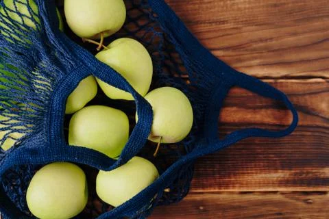 Eco- friendly bag string bag with apple on a wooden background Foto stock