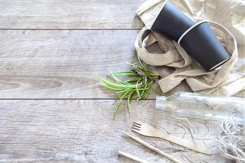 Eco friendly disposable kitchenware utensils on wooden background. ecology,.. Foto stock