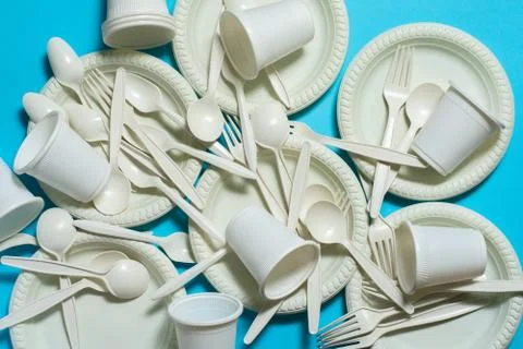 Eco-friendly disposable tableware on a blue background Foto stock