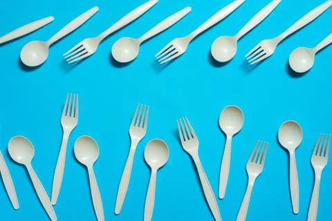 Eco-friendly disposable tableware on a blue background Foto stock