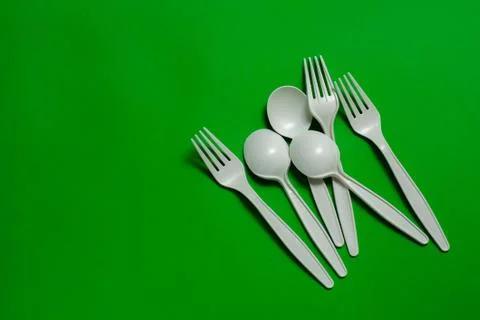 Eco-friendly disposable tableware on a green background. Foto stock