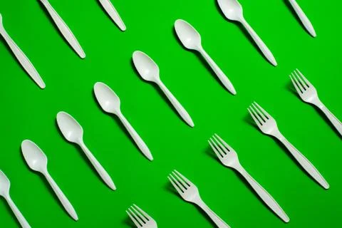 Eco-friendly disposable tableware on a green background Stock-Fotos