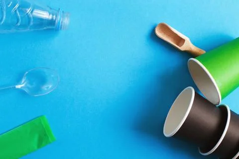 Eco-friendly disposable tableware made of and paper on a blue background Foto stock