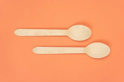 Eco-friendly disposable tableware made of bamboo. Two wooden disposable spoon Foto stock