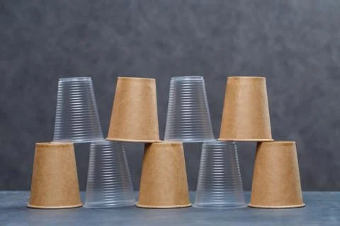 Eco-friendly disposable tableware made of bamboo wood and paper on a gray bac Foto stock