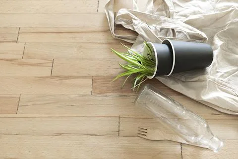 Eco friendly organic disposable kitchenware utensils, glass bottle, bag and.. Stock-Fotos