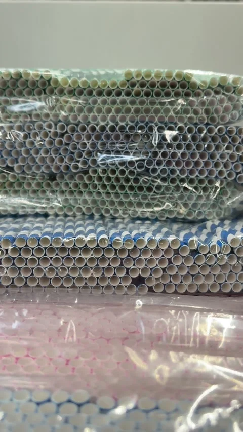 Eco friendly paper drinking straws for cocktails, soft drinks, smoothies Stock Footage 345173261
