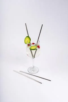 Eco-Friendly Refreshment: Sparkling Gin and Tonic with Reusable Metal Straw.. Foto stock