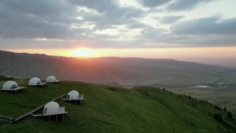 Eco glamping in the rays of the setting sun. Drone footage of the campsite a 스톡 동영상 339324078