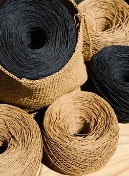 ECO material. Close-up of raffia balls on a wooden board. Foto stock