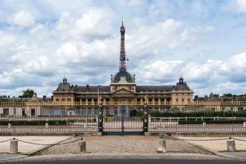 Ecole Militaire with Eiffel tower in the background - Paris, France. Foto stock
