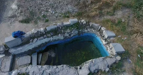 Ecological clean drinkable cold water in spring in bowl of stones near river Vidéo 96304002