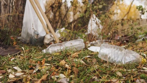 Ecological concept, collection of plastic trash on the nature. Responsible male 库存影片 120871807