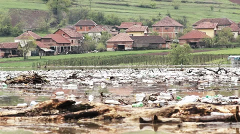 Ecological disaster, large amount of garbage in the lake after storm. 스톡 동영상 37797852