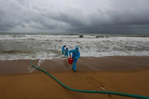 Ecological problems caused by container ship fire, Colombo, Sri Lanka - 14 Jun 2 Foto stock