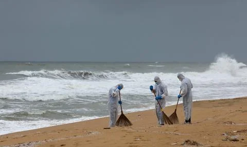 Ecological problems caused by container ship fire, Colombo, Sri Lanka - 14 Jun 2 Foto stock