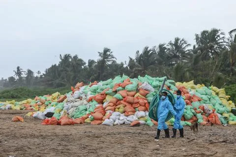 Ecological problems caused by container ship fire, Colombo, Sri Lanka - 14 Jun 2 Foto stock