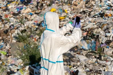 Ecologist records pollution problems using smartphone while standing in fro.. 스톡 사진