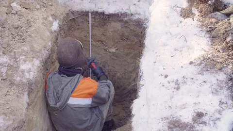 Ecologist sitting in the soil slit 動画素材 105931932