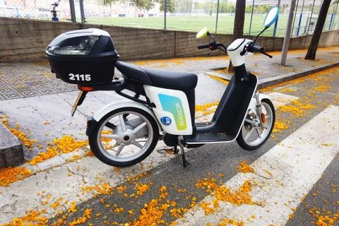Ecooltra electric rideshare Stock Photos