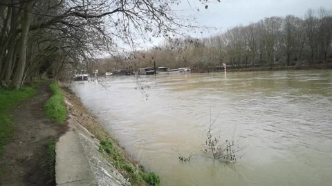 Ecoulement de la rivière La Seine Stock Footage