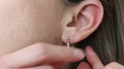 ECU of Hoop Earring Being Removed From Hole in Lobe Vidéo 87030034