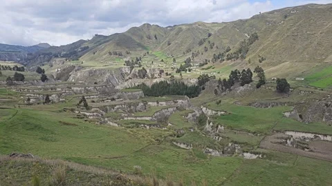 Ecuador, Quilotoa Loop – Cañón del Río Toachi, Canyon, Cloud Forest [8K] 動画素材 331565858
