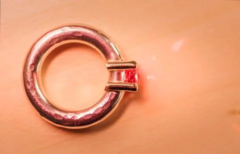 Ed ruby diamond ring Isolated on wooden background 库存照片
