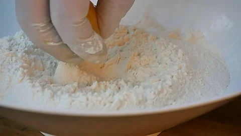 Edding egg yolk on flour Vídeo Stock 74946677