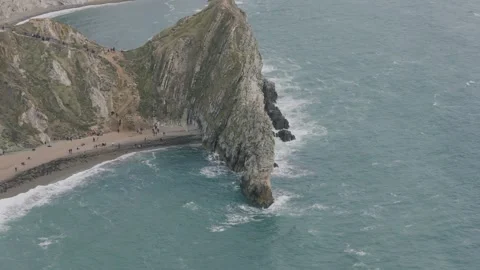 Edge On Aerial View of Durdle Door Limestone Formation in Dorset Vídeo Stock 346737888