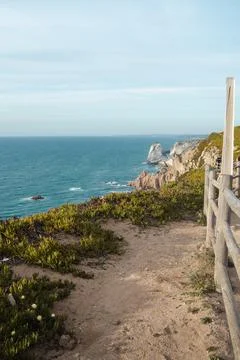 At the edge of a cliff Stockfoto's