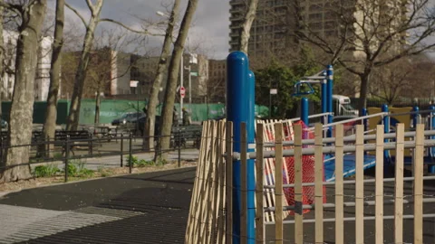 Edge of closed park in nyc view along vacant sidewalk Vídeos de archivo 251192188