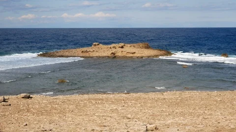 At the edge of the island, the waves rush towards each other. Vídeos de archivo 125711464