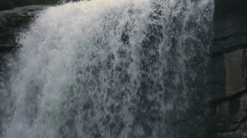 Edge of Waterfall Vídeo Stock 132904752