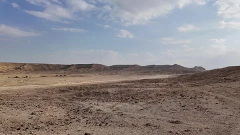 Edge of the World cliffs at Tuwaiq mountain escarpment in Riyadh, Saudi Arabia Stock Footage 336697408