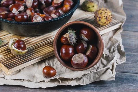 Edible chestnut kernels in a ceramic deep plate on a paper backing Foto stock