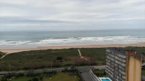 Edificio con olas de fondo Vidéo 145975714
