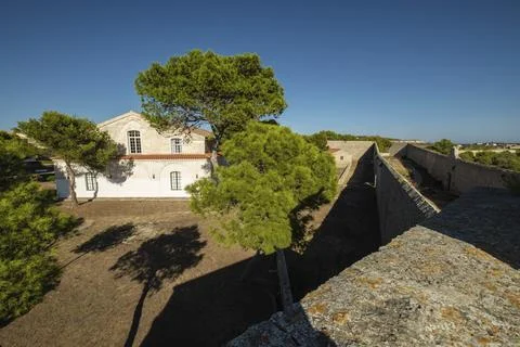 Edificio de oreo, isla del Lazareto, Illa del Llatzeret, interior del puerto de Stock Photos