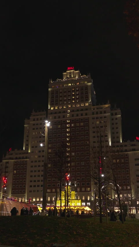 Edificio Espana illuminating the Plaza de Espana in Madrid at night 库存影片 323772607