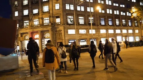 Edificio Generali at night with pedestrians Vidéo 102806071