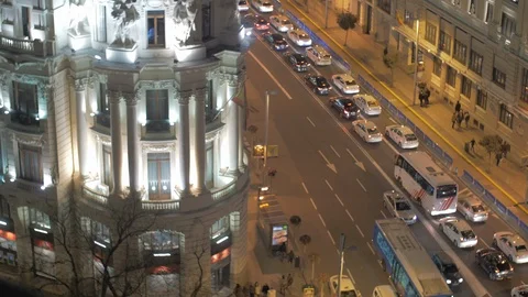 Edificio Metropolis and road traffic in night Madrid, Spain 库存影片 106123549